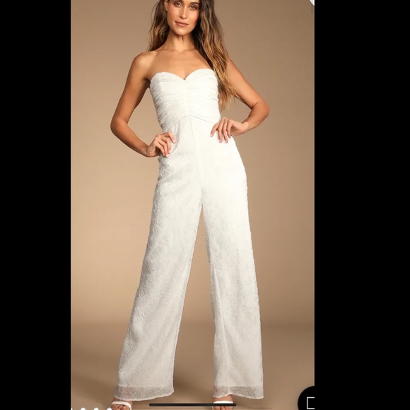 Lulus Pants - Never worn. Tags still on. size M. White jumpsuit